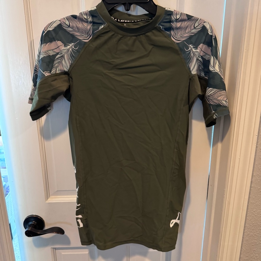 LAFROI Rash Guard Top Olive Green Feather Print‎ S/M Athletic NWOT